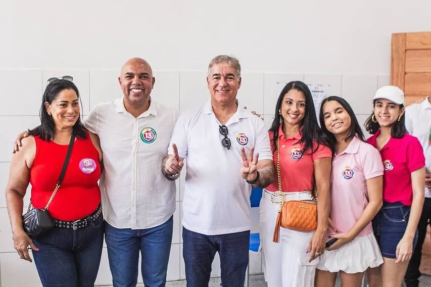 Ao lado de família, Zé Neto vota na eleição municipal de Feira de Santana