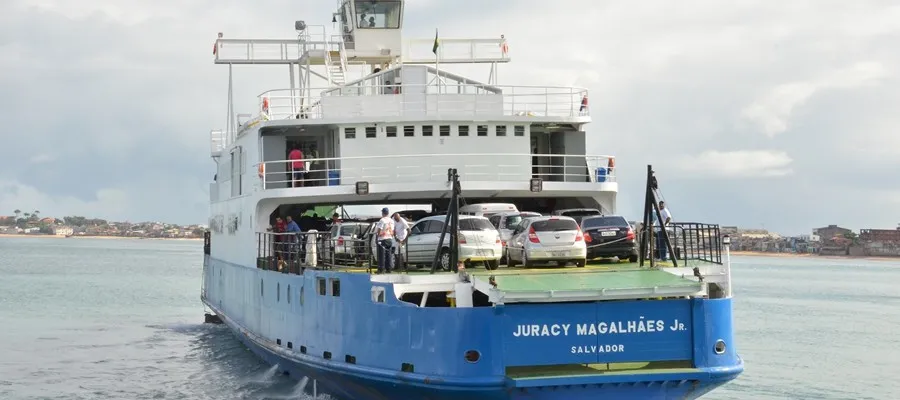 Sistema ferry-boat tem movimento tranquilo na tarde deste domingo