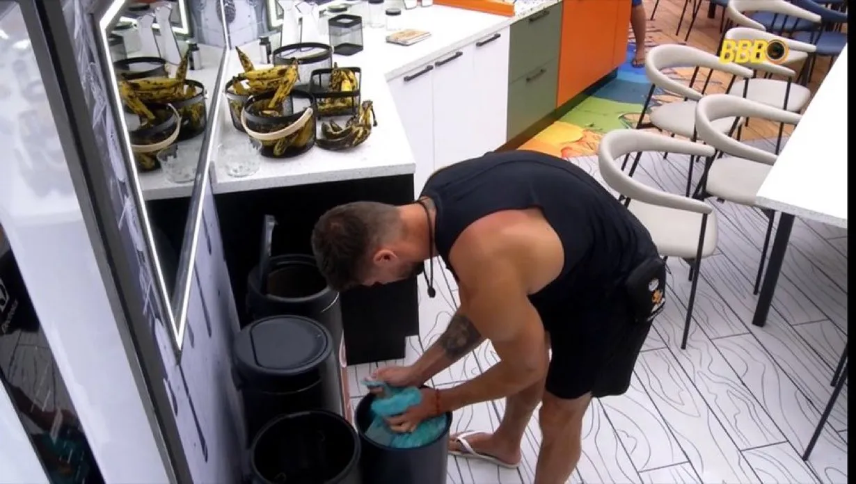 Treta! Milena e Jonas brigam por limpeza na cozinha do BBB 26: 'Não faz nada'