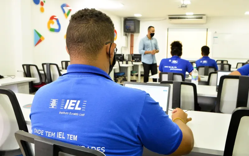 O estágio via Instituto Euvaldo Lodi (IEL) Salvador é de extrema importância por atuar como uma ponte eficaz entre a teoria acadêmica e a prática profissional, promovendo a integração de estudantes no mercado de trabalho/Foto: Divulgação/IEL