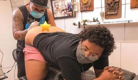 Fã de Anitta faz homenagem inusitada à cantora e tatua região íntima; "eternizar em meu corpo esse carinho"