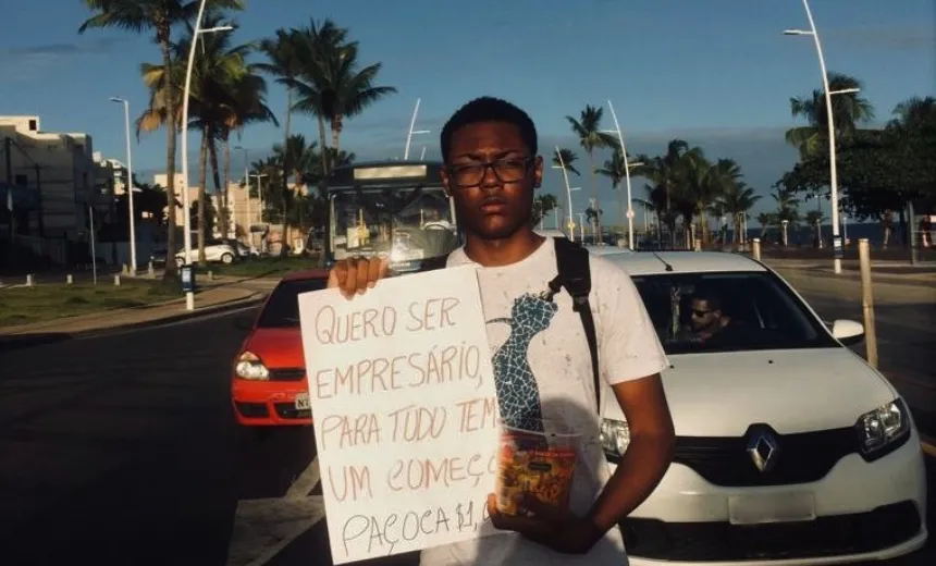 Aos 16 anos, baiano vende doce na rua para realizar sonho de abrir empresa