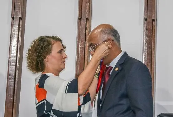 Esposa de conselheiro do TCE é nomeada em gabinete no TCM com salário acima de R$ 25 mil
