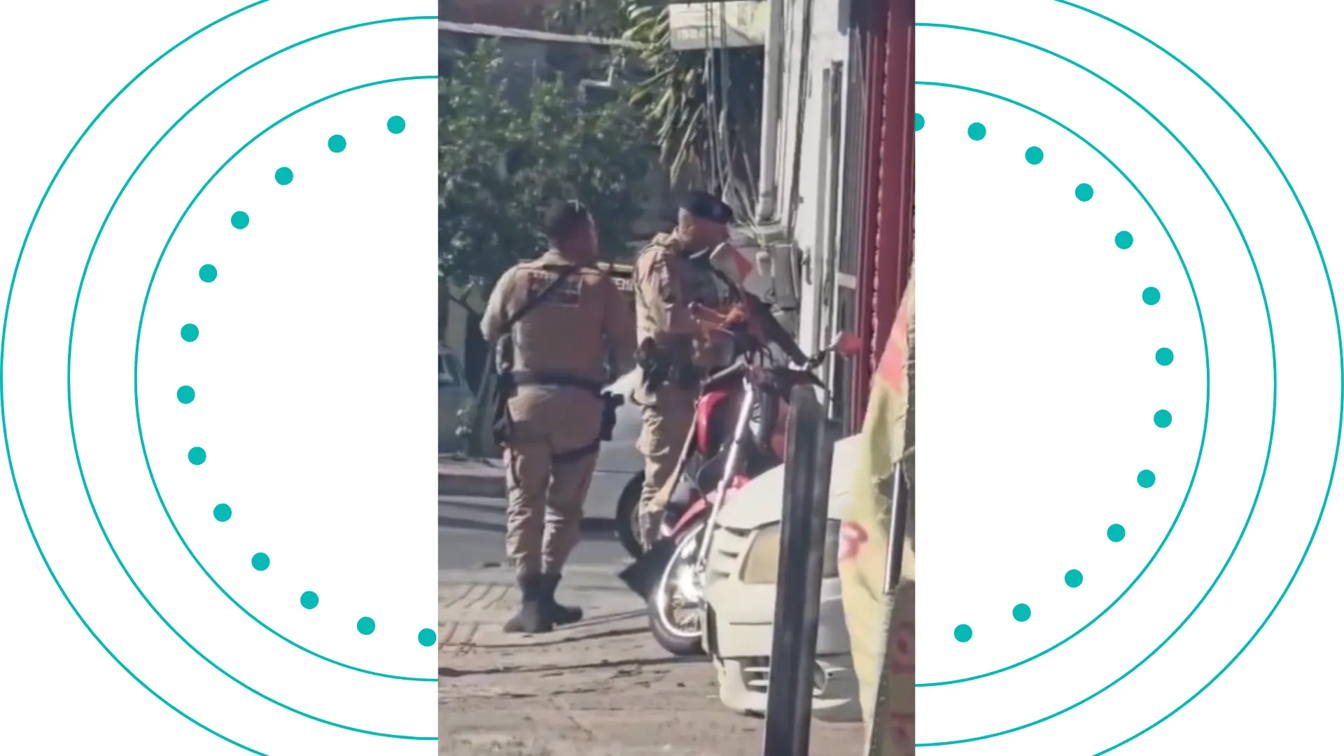 Policiais militares durante ação após troca de tiros na Avenida Suburbana, em Salvador 