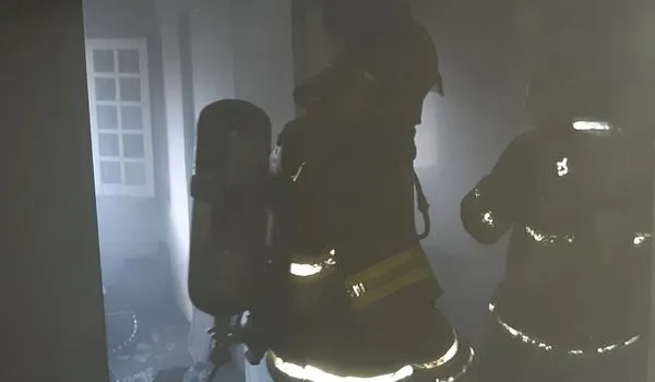 Incêndio atinge imóvel residencial no bairro do Rio Vermelho; Bombeiros debelam fogo