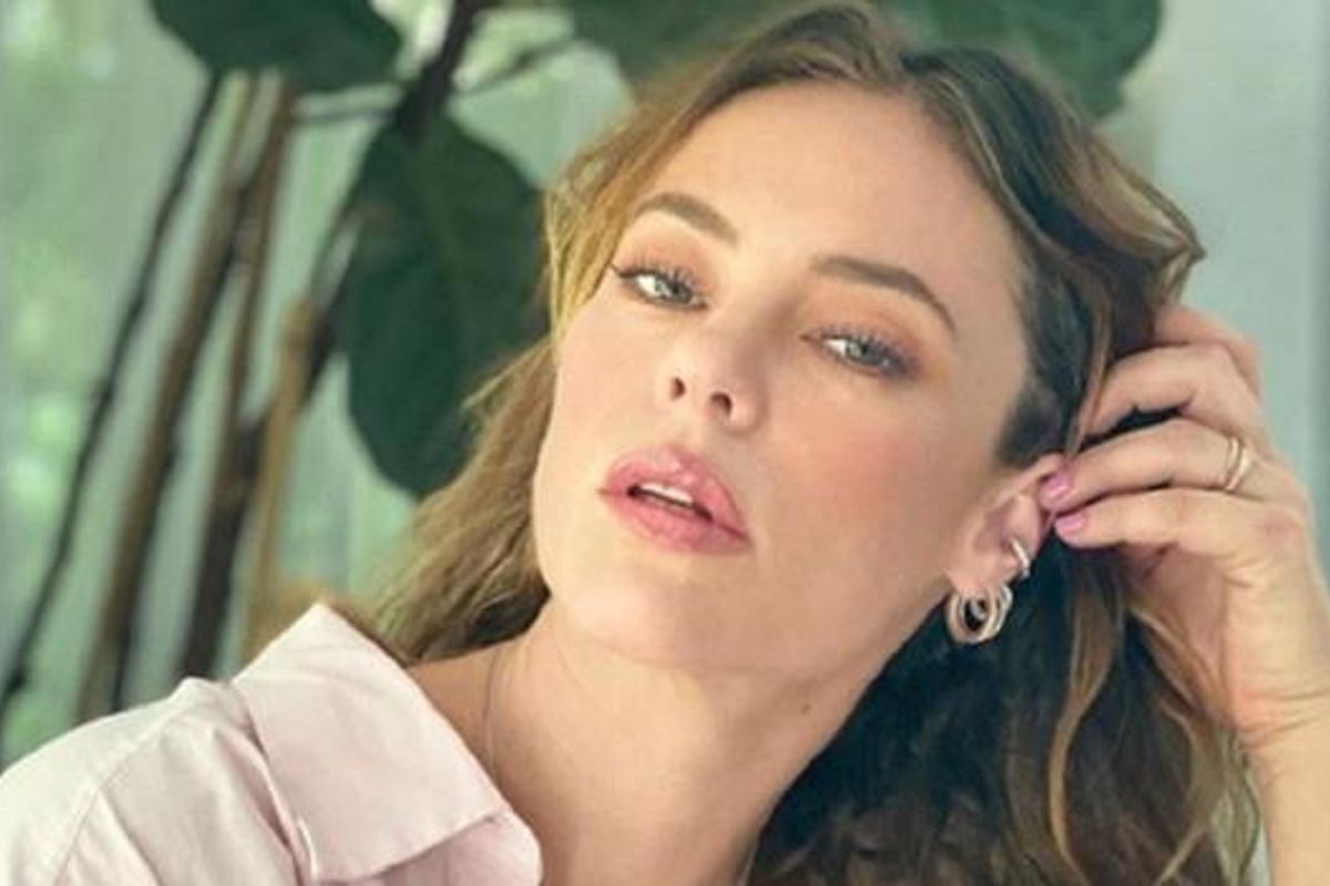 Em nu art&iacute;stico, atriz Paola Oliveira provoca seguidores em rede social: 