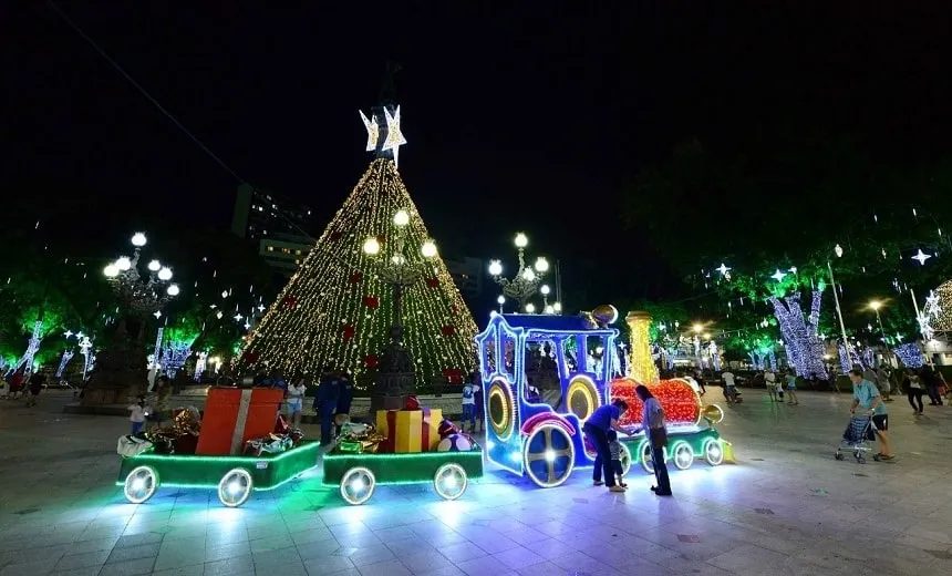 Decoração de Natal ganha montagem de vila e projeção de vídeos em Salvador