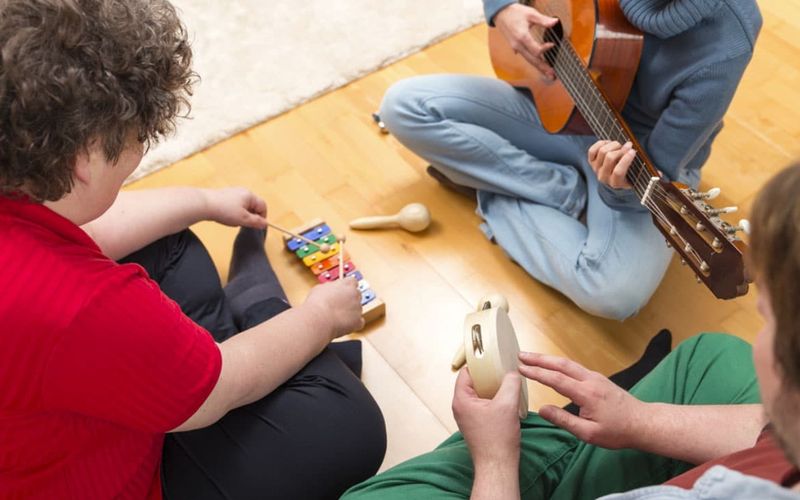 A musicoterapia é reconhecida pela OMS como prática complementar capaz de reduzir estresse e ansiedade em pacientes hospitalizados/Foto: Divulgação/UBAM