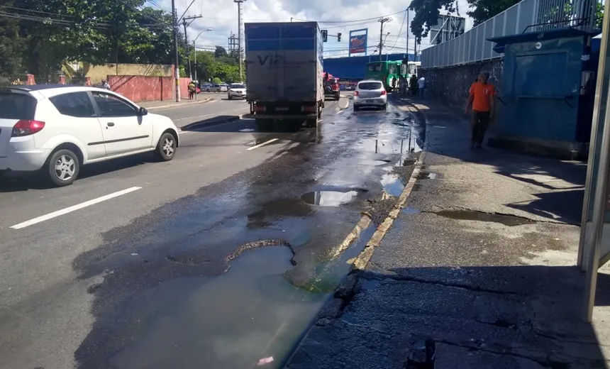 Água suja na frente da UNEB do Cabula irrita moradores; “na Graça, já tinha resolvido”