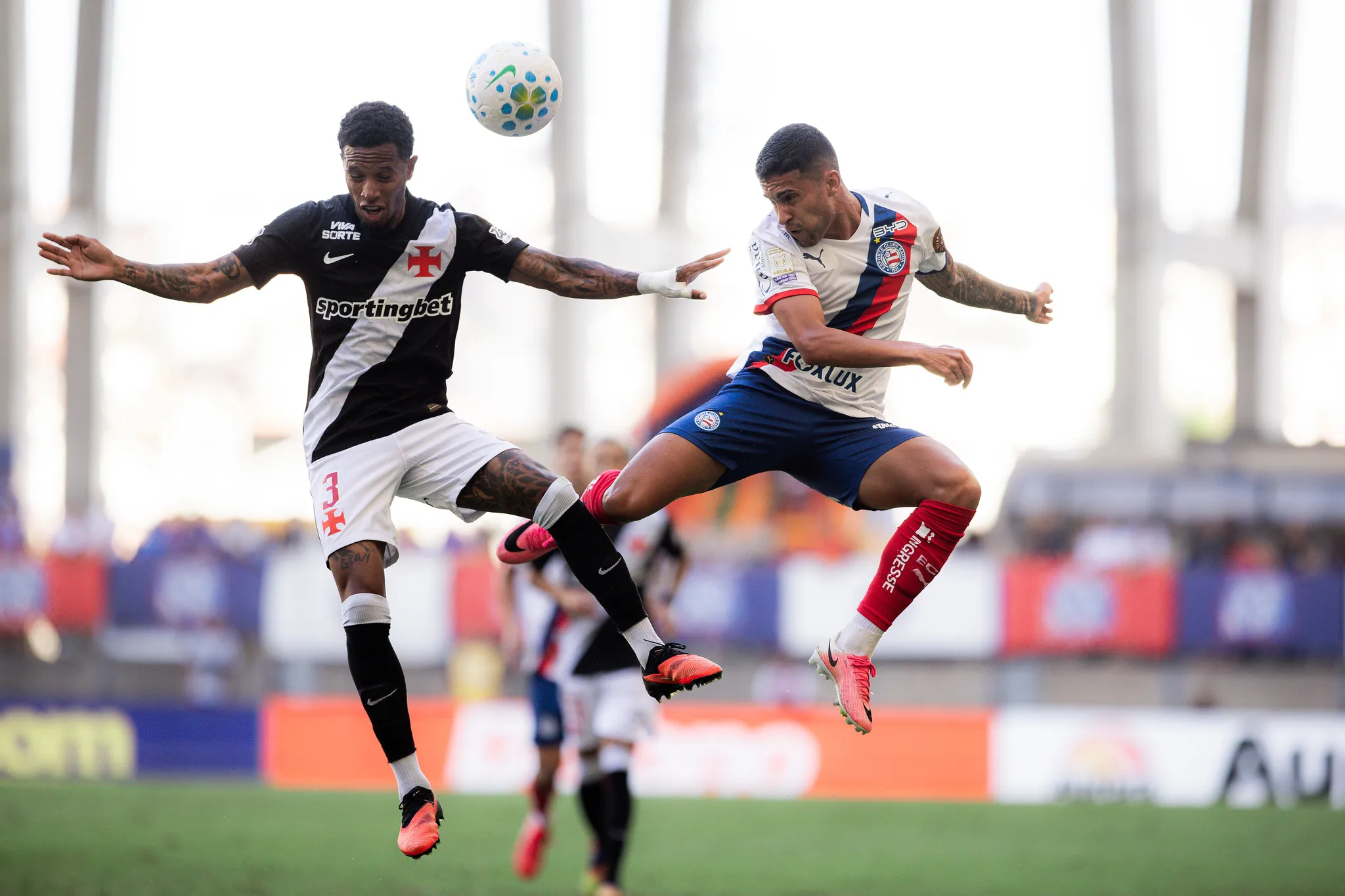 Com dois gols anulados, Bahia empata com Vasco e perde posição no Brasileirão