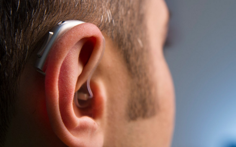 A acessibilidade plena é alcançada quando surdos e ouvintes compartilham espaços de decisão, garantindo representatividade real nas políticas públicas/Foto: Reprodução