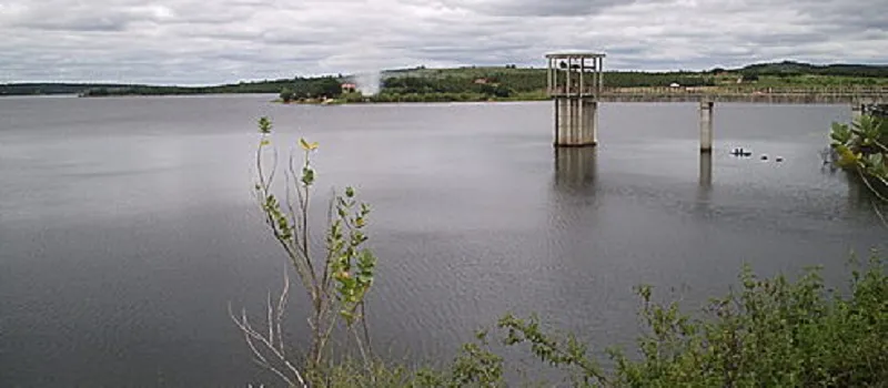 TRAGÉDIA NAS ÁGUAS: Irmãos gêmeos morrem afogados em represa enquanto avô pescava na Bahia