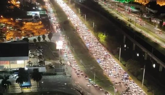 Motociclistas fazem manifestação contra aumento da gasolina e travam Paralela; veja vídeos 