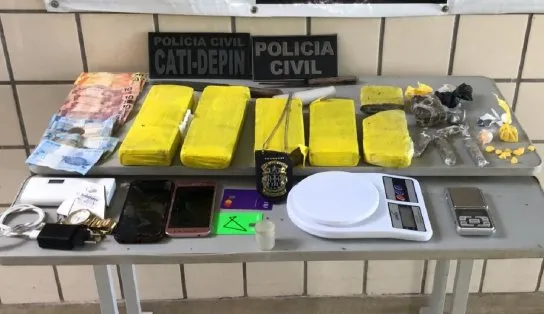 Usando tornozeleira eletrônica, homem é preso traficando drogas em Teixeira de Freitas; maconha e crack foram apreendidos