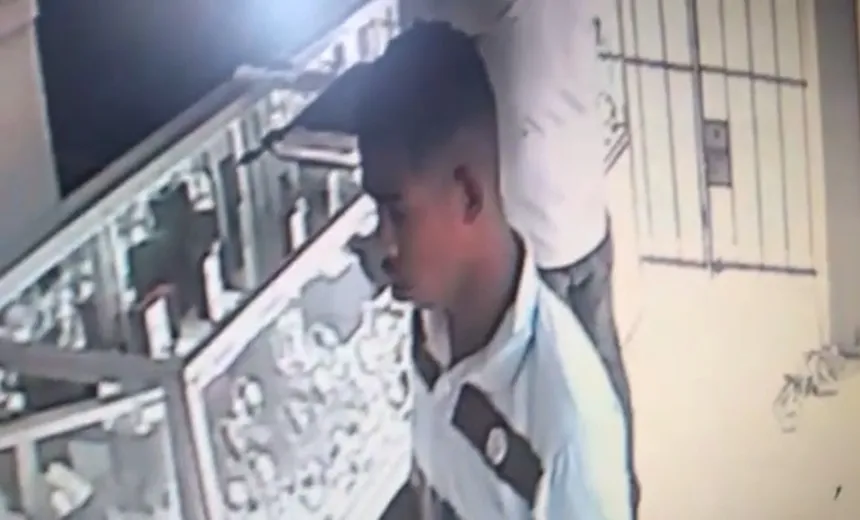 Homem armado rouba R$ 10 mil em loja no Comércio; veja vídeo da ação
