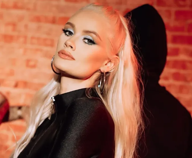 Morre Lauren Bennett, voz de “Party Rock Anthem”, aos 37 anos