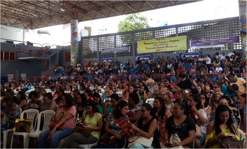 Professores da rede municipal entram em greve e pedem reajuste salarial