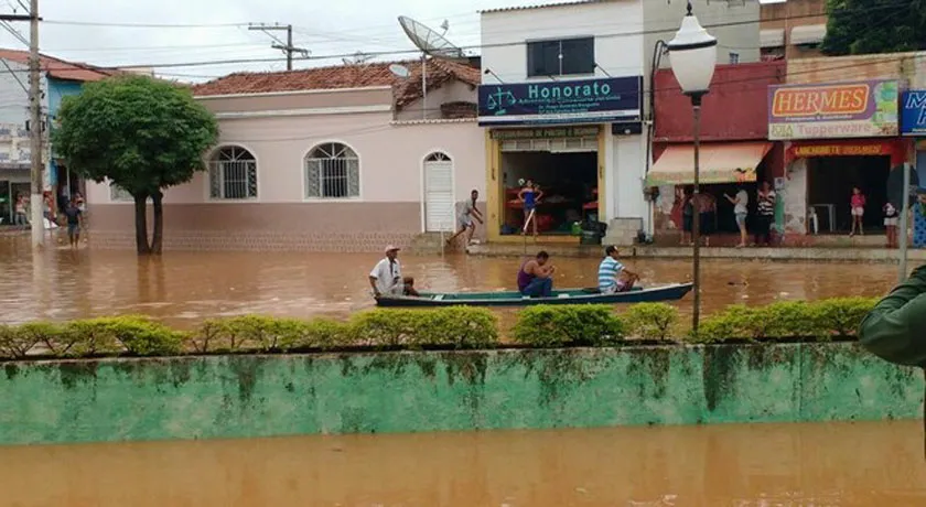 VENEZA BAIANA: Chuva faz moradores trocarem carros por jangadas no interior da Bahia; Prefeitura decreta estado de calamidade