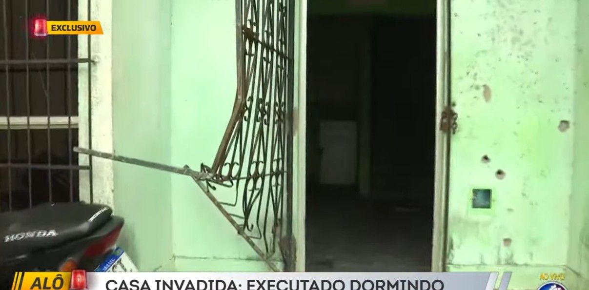 Porta Arrombada No Pr&eacute;dio Onde Jovem Que Foi Assassinado Na Frente Da Fam&iacute;lia Morava.|  Foro: Reprodu&ccedil;&atilde;o TV Aratu 