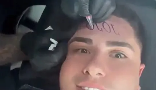 Marido de Jojo Todynho posta vídeo tatuando o nome da cantora na testa