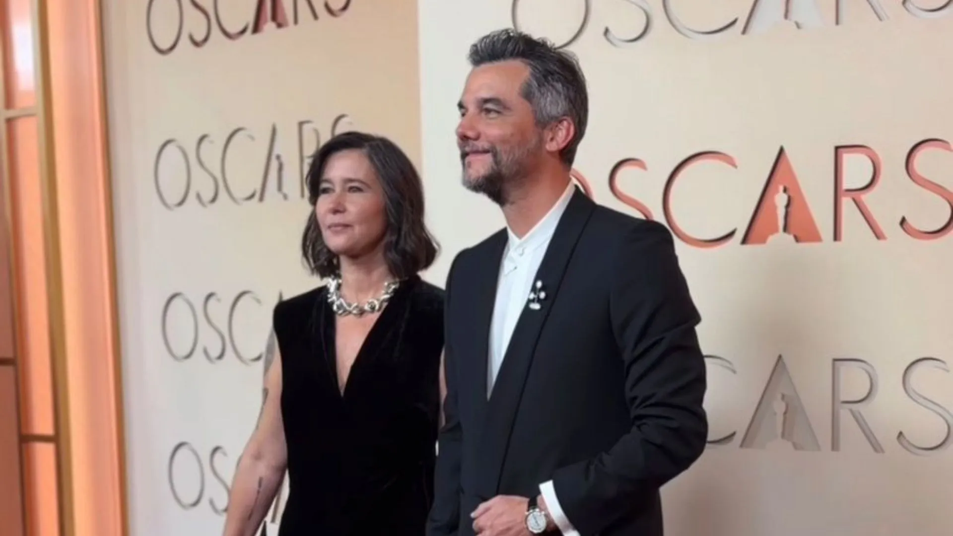 Wagner Moura chega ao tapete vermelho do Oscar 2026