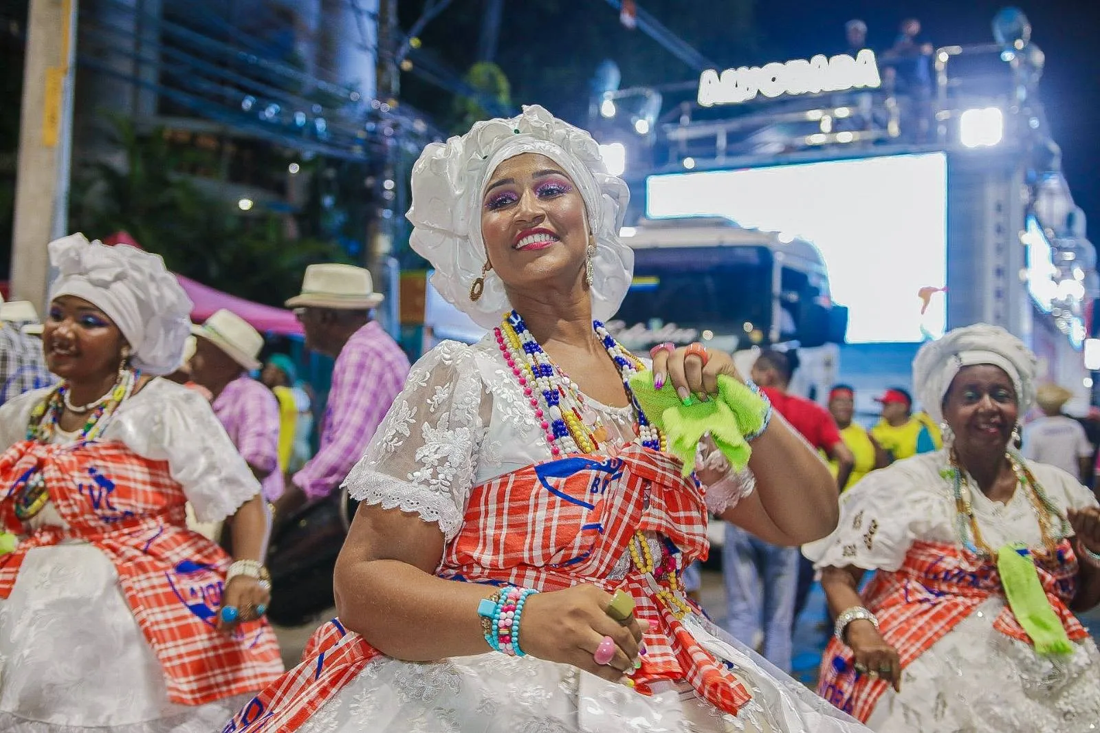 Com muito samba, Bloco Alvorada entra no Circuito Osmar celebrando 49 anos de folia