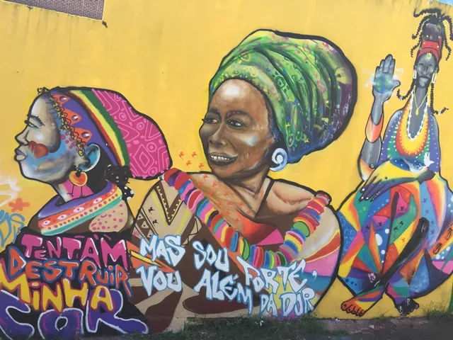 Alunos da plataforma Mundo Afro homenageiam mulheres negras em painel grafitado