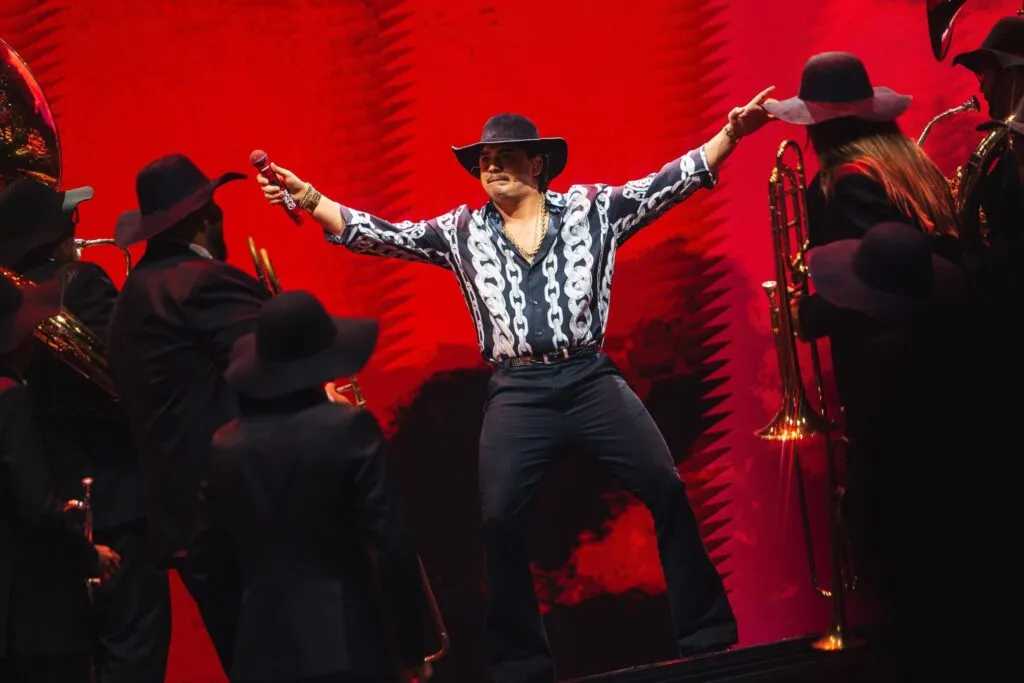 Imagens mostram Natanzinho Lima cantando em festa com chefes do crime da Bahia no Complexo do Alemão