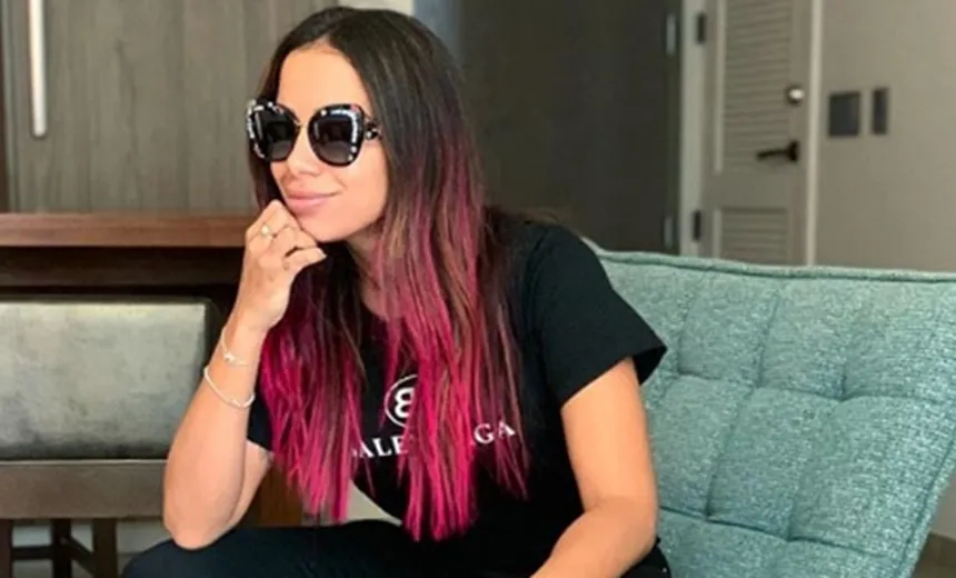Léo Dias divulga capa de biografia não autorizada de Anitta; veja