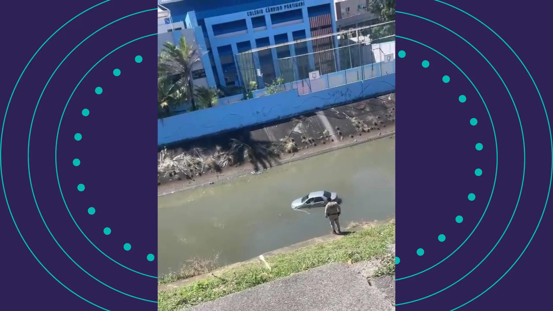 Mulher é resgatada após carro cair em córrego na Avenida Magalhães Neto, em Salvador