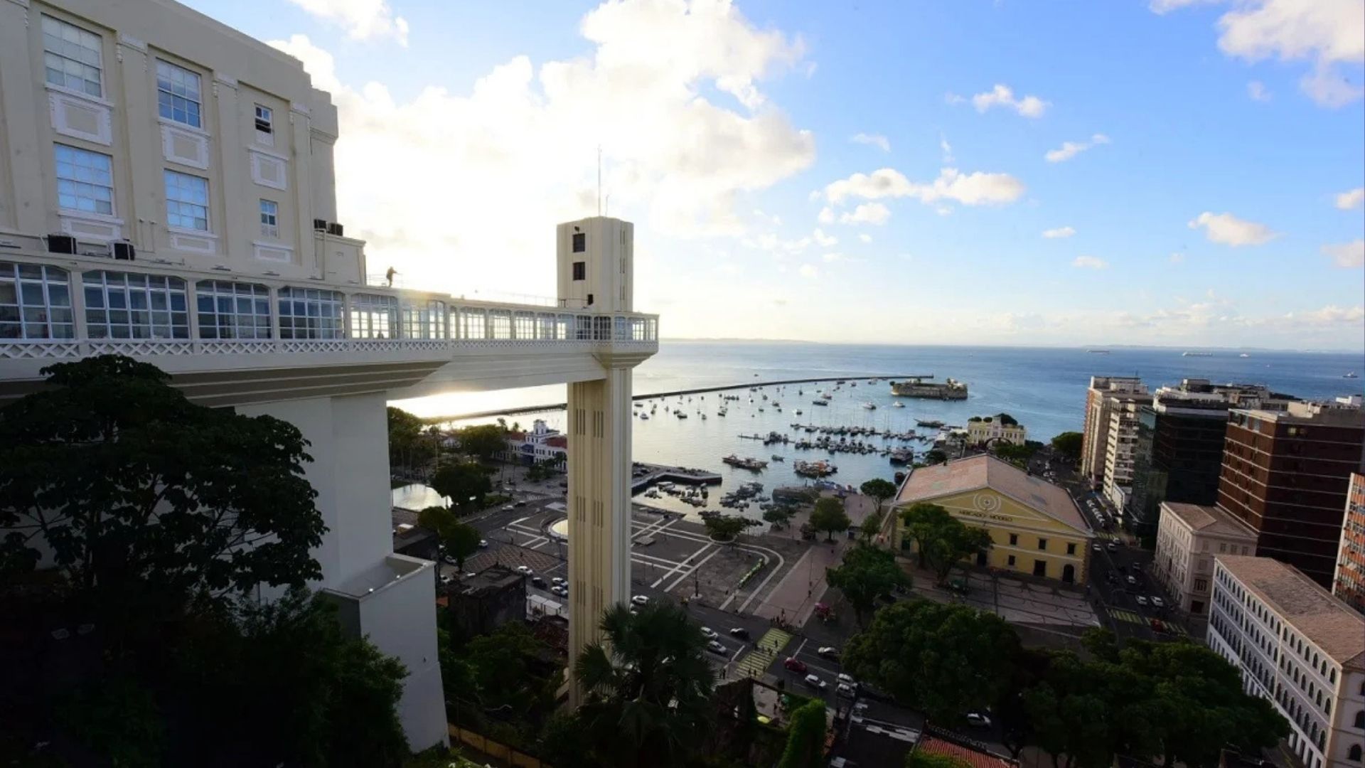 Homem morre ao tentar retirar fios pr&oacute;ximo ao Elevador Lacerda; Foto: Valter Pontes / Secom