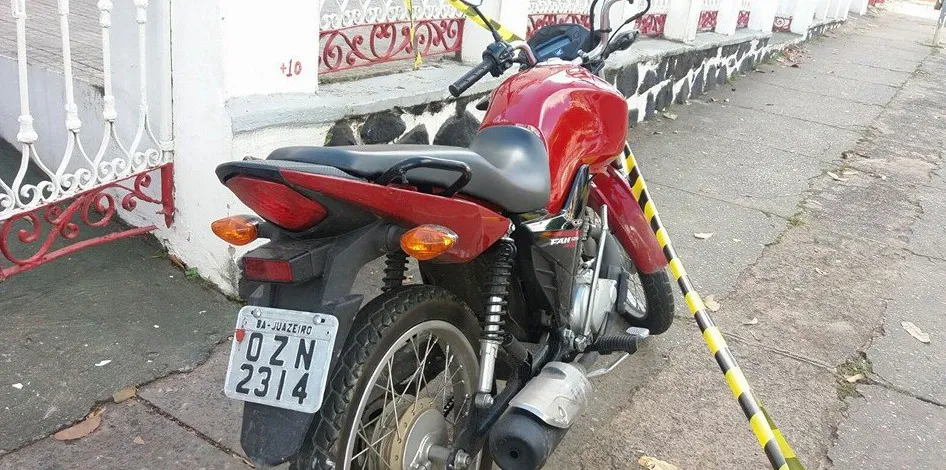 BAIXA DE QUINTAS: Motociclista é morto a tiros; Vítima praticava assaltos, segundo moradores