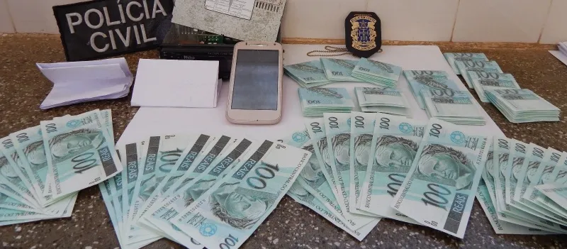 MAU NEGÓCIO: Mulher é presa com mais de R$ 15 mil em notas falsas