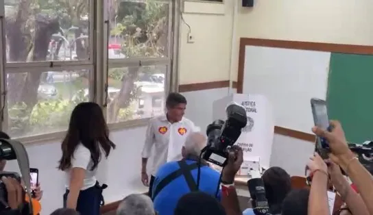 Acompanhado de Ana Coelho, Bruno Reis e apoiadores, ACM Neto vota em Salvador