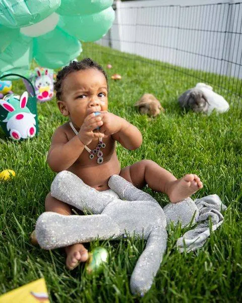 Após 11 meses, filho de Rihanna tem nome revelado ao público; confira outros exemplos diferentões
