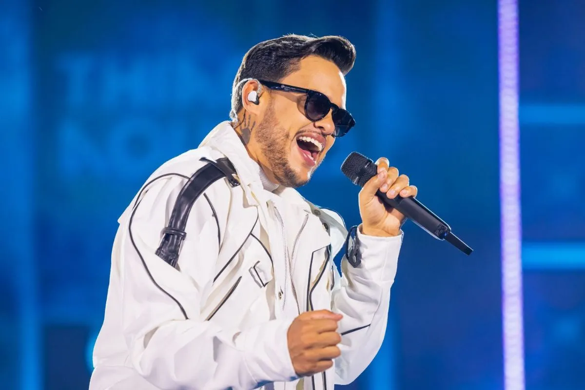 Rotina incansável: Thiago Aquino revela que passou mal em show na Bahia