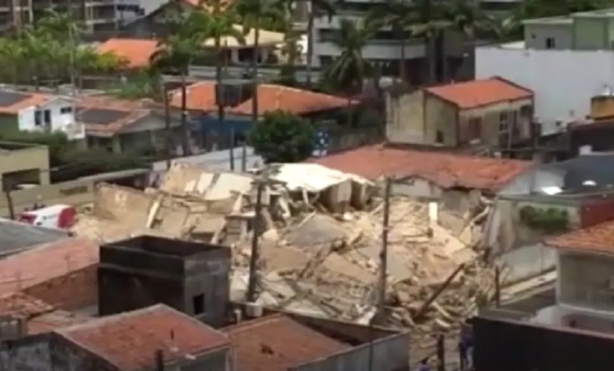 Prédio residencial desaba em Fortaleza; socorristas tentam resgatar vítimas