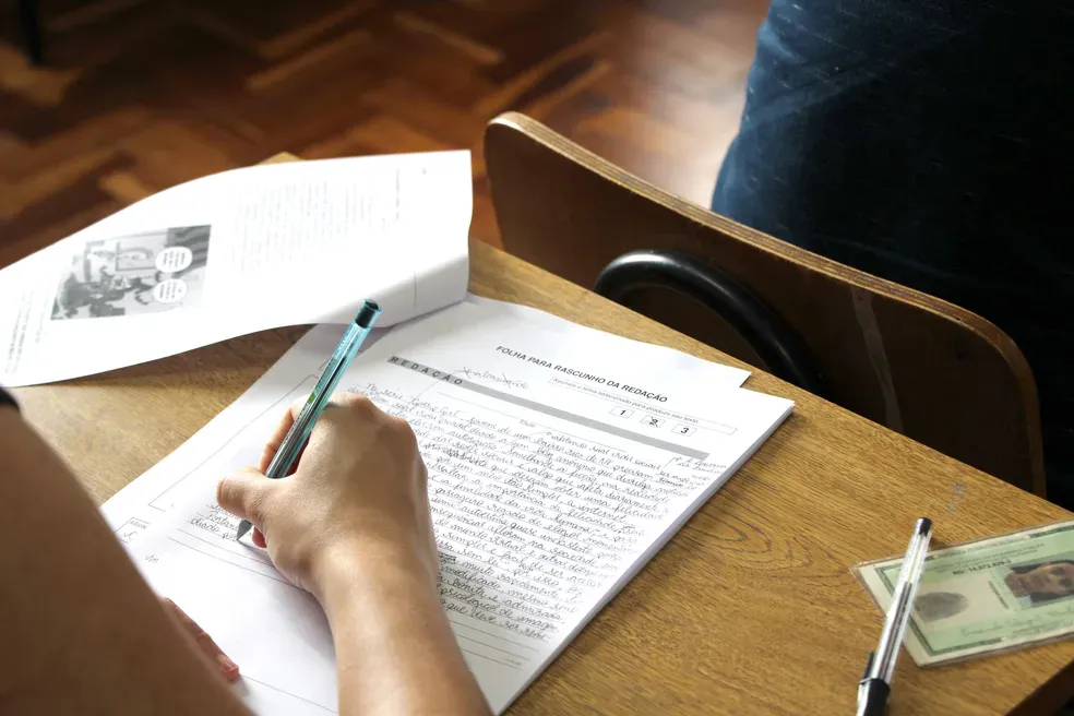 A redação deve respeitar os direitos humanos, ser dissertativo-argumentativa e ter proposta de intervenção. — Foto: Divulgação Unicentro