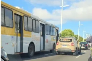 VÍDEO: Motorista pega ônibus da garagem, entra em surto e é contido a tiros em Salvador