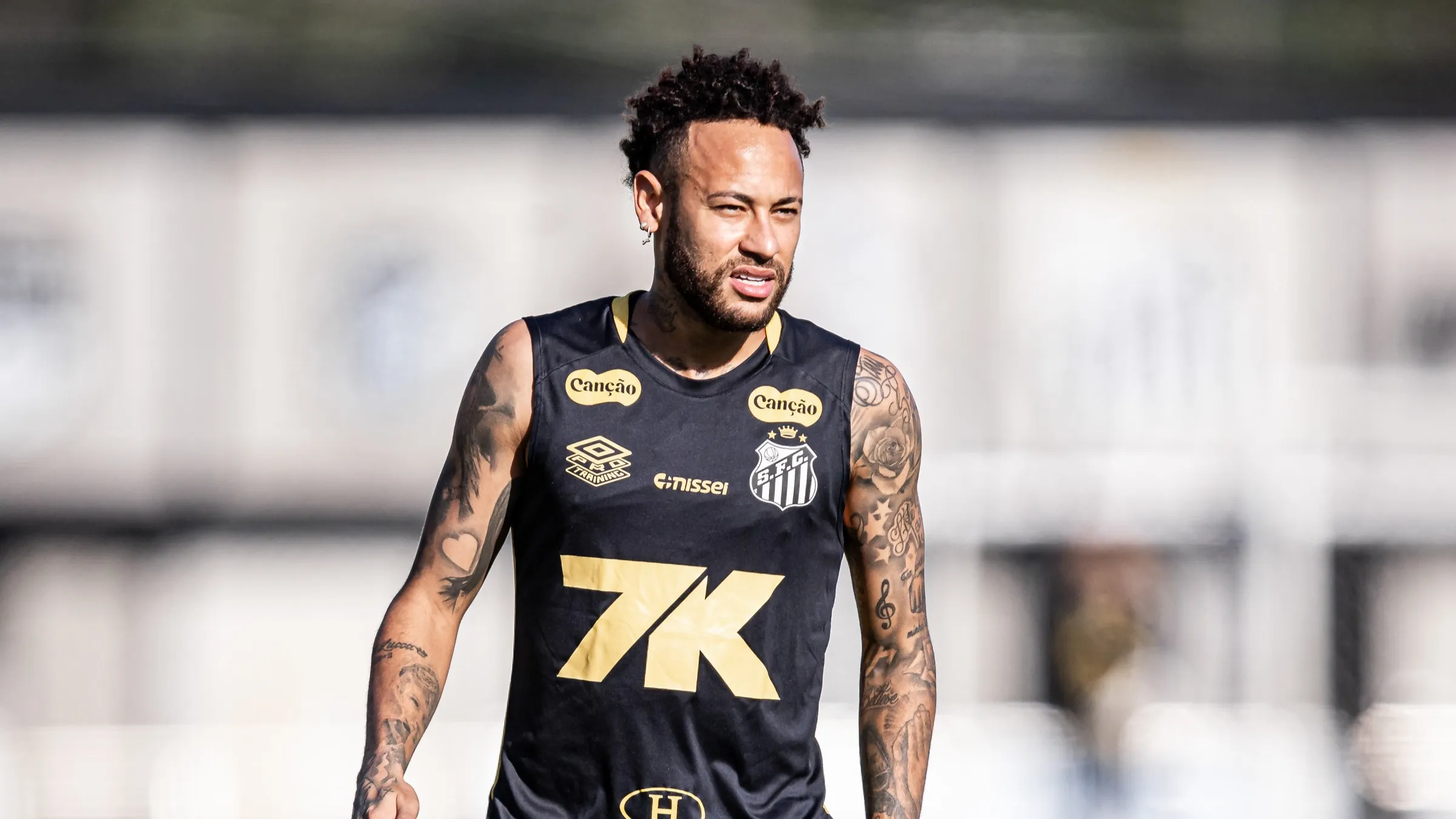 Após convocação, seleção liga alerta com edema na panturrilha de Neymar