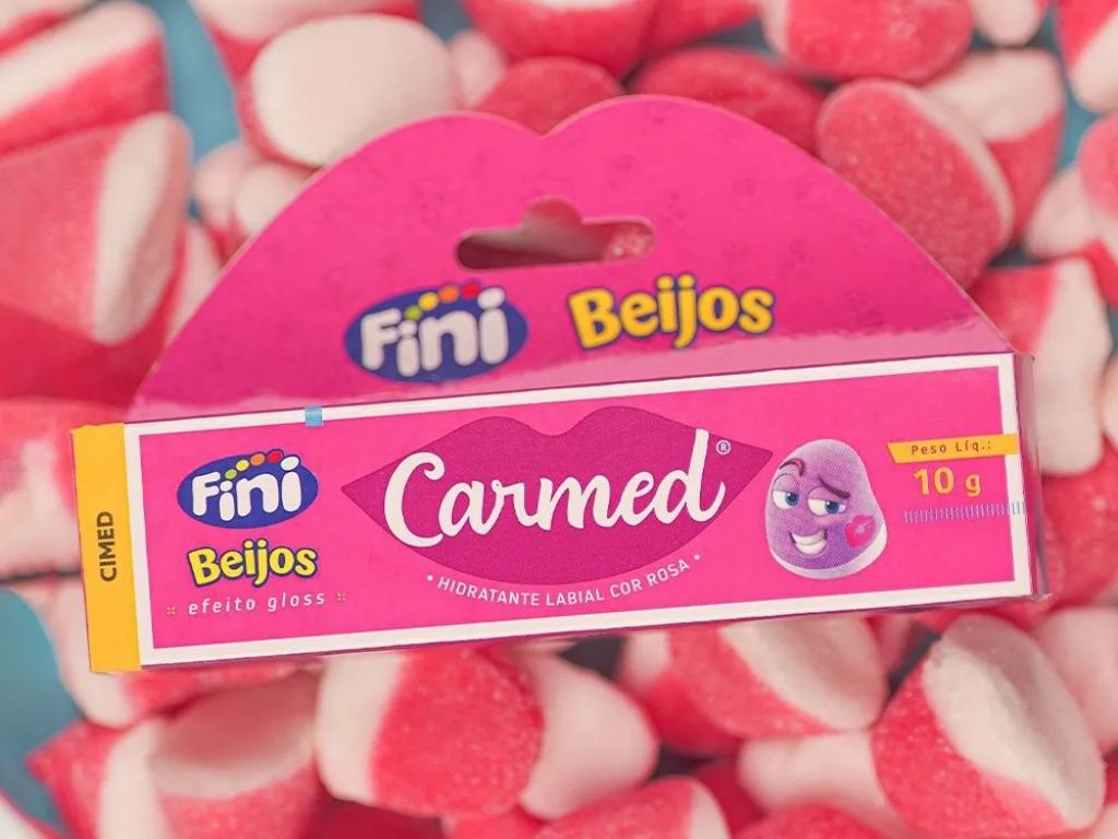 São duas opções de produtos: Carmed Brilho, na cor rosa com partículas de glitter, ou Carmed Fini Beijos, com gostinho das balas de mesmo nome. Foto: Divulgação