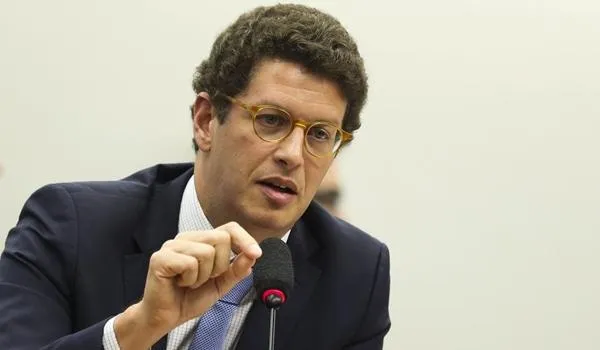 Ministro Ricardo Salles defende o uso de "boi bombeiro" e fogo frio contra incêndios no Pantanal