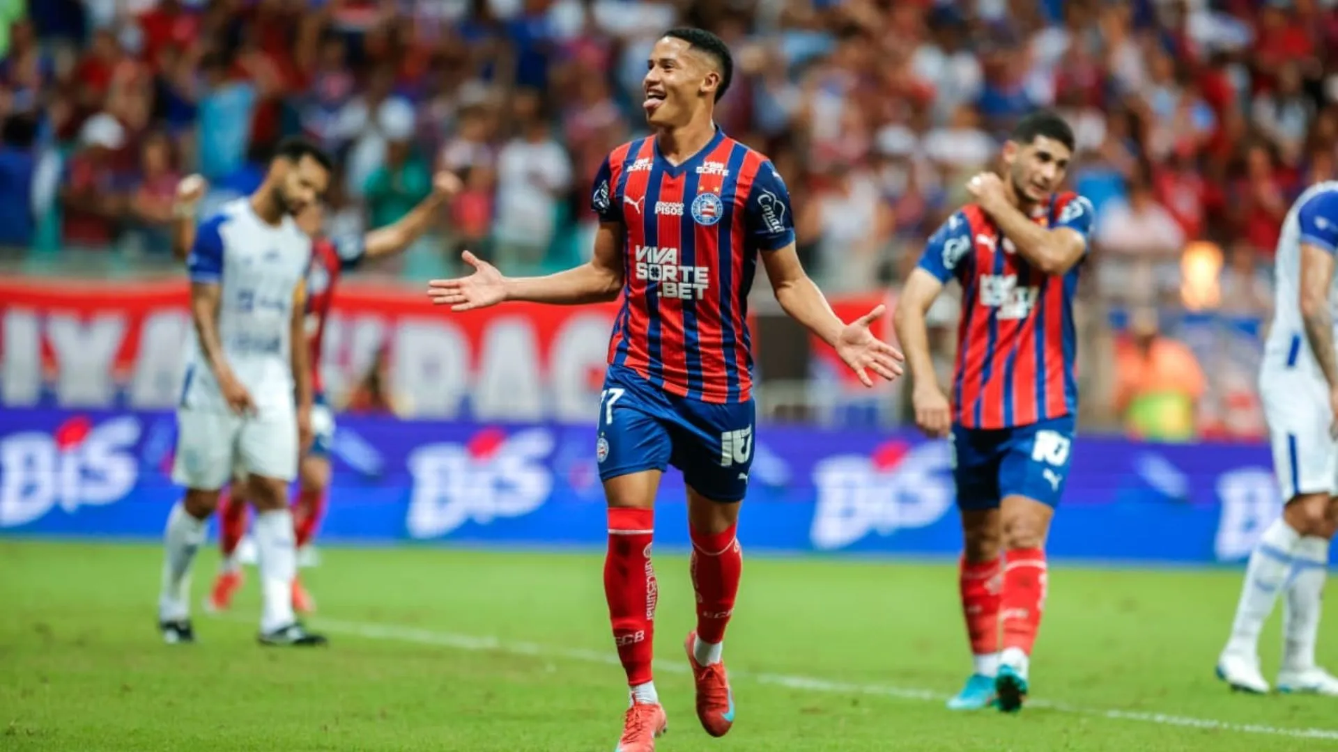Tiago fez 3 gols no 1º tempo de Bahia x Confiança