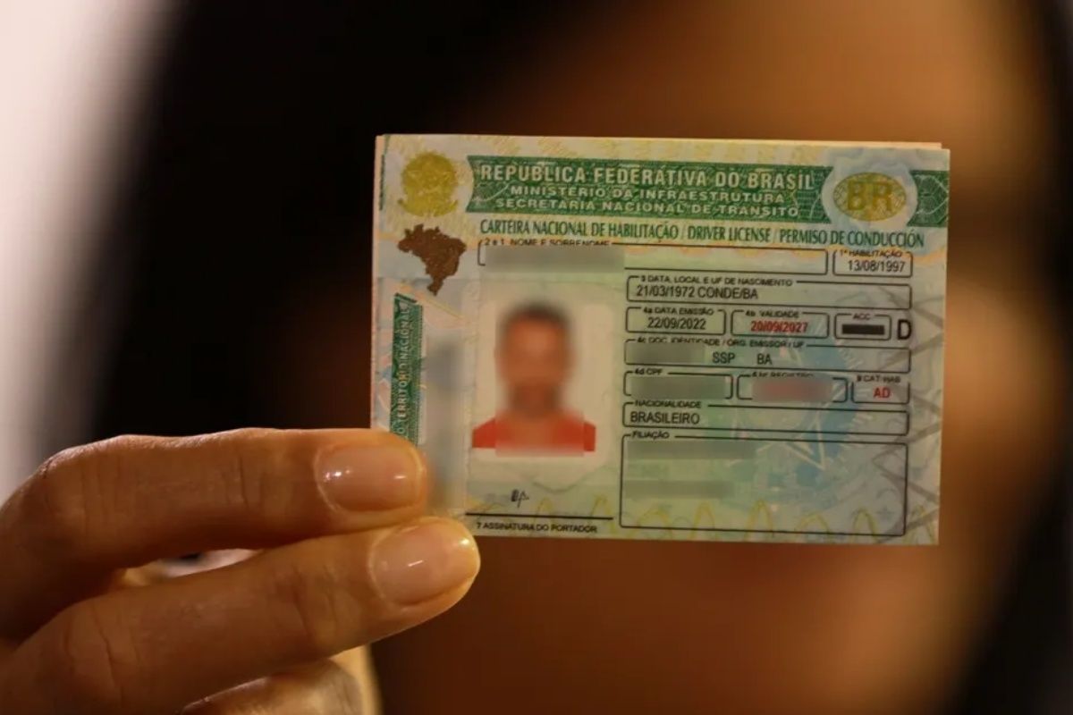Após nova regulamentação do Contran, uma CNH vencida entre junho e setembro pode ser usada por mais tempo, até o final do ano; entenda a regra extraordinária. Foto: GovBA
