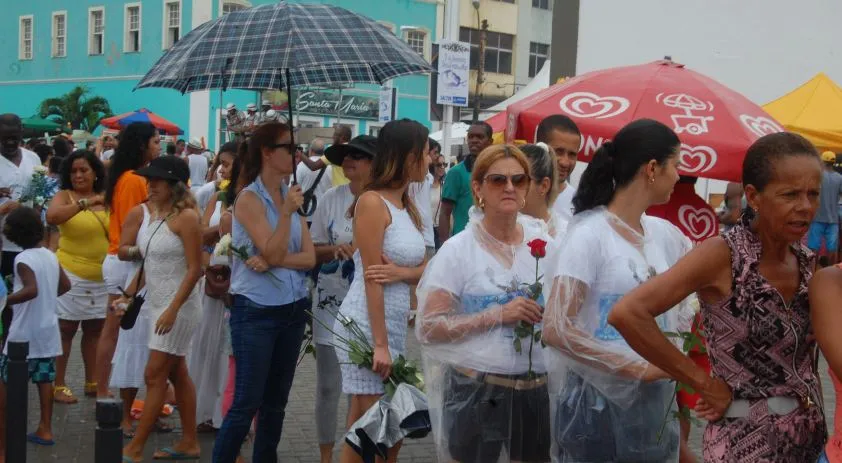 “É água pra dentro”: Fiéis louvam Rainha das Águas em dia de muita chuva