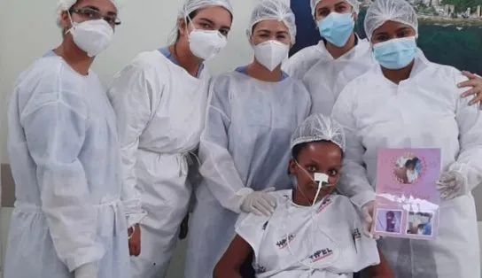 Jovem internada por Covid vê filha pela primeira vez em ação de humanização de hospital em Salvador