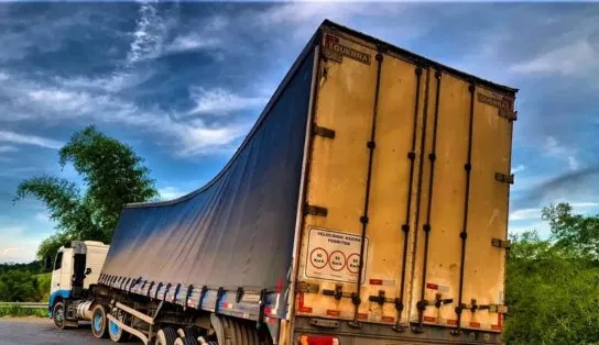 Todo errado! Caminhão acaba torto por carca excessiva, e estado da traseira surpreende; veja vídeo 