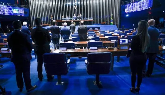 Senadores prestam um minuto de silêncio em homenagem a Gal Costa
