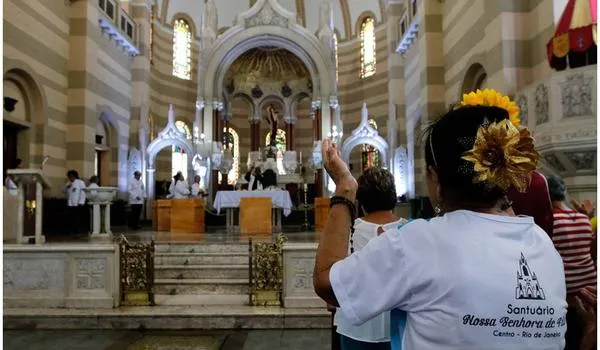 Em meio à pandemia, Bolsonaro edita decreto e inclui ?atividades religiosas? como serviços essenciais 