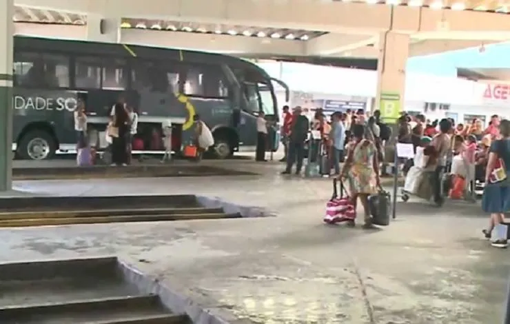 Fluxo de feriadão aumenta fiscalização de BRs e reforça linhas no Terminal Rodoviário de Salvador